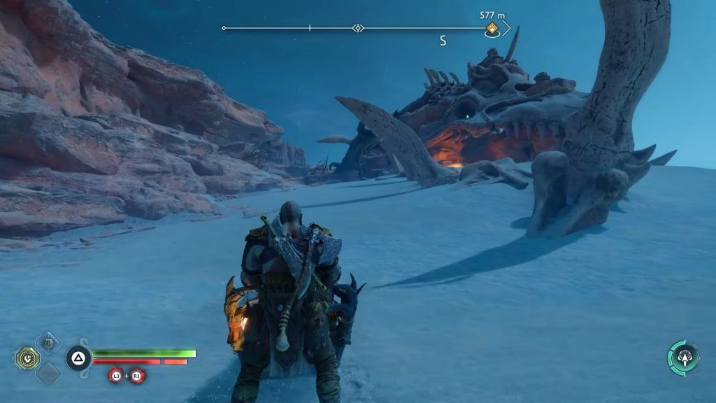 Un cuervo en el esqueleto de dragón gigante.